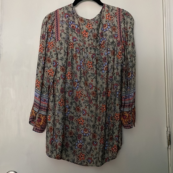 Les Serein, Size Small, Flower Patterned. - Picture 2 of 2